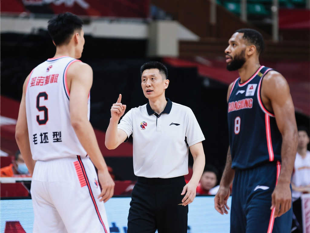 球队通过中 球队通过中